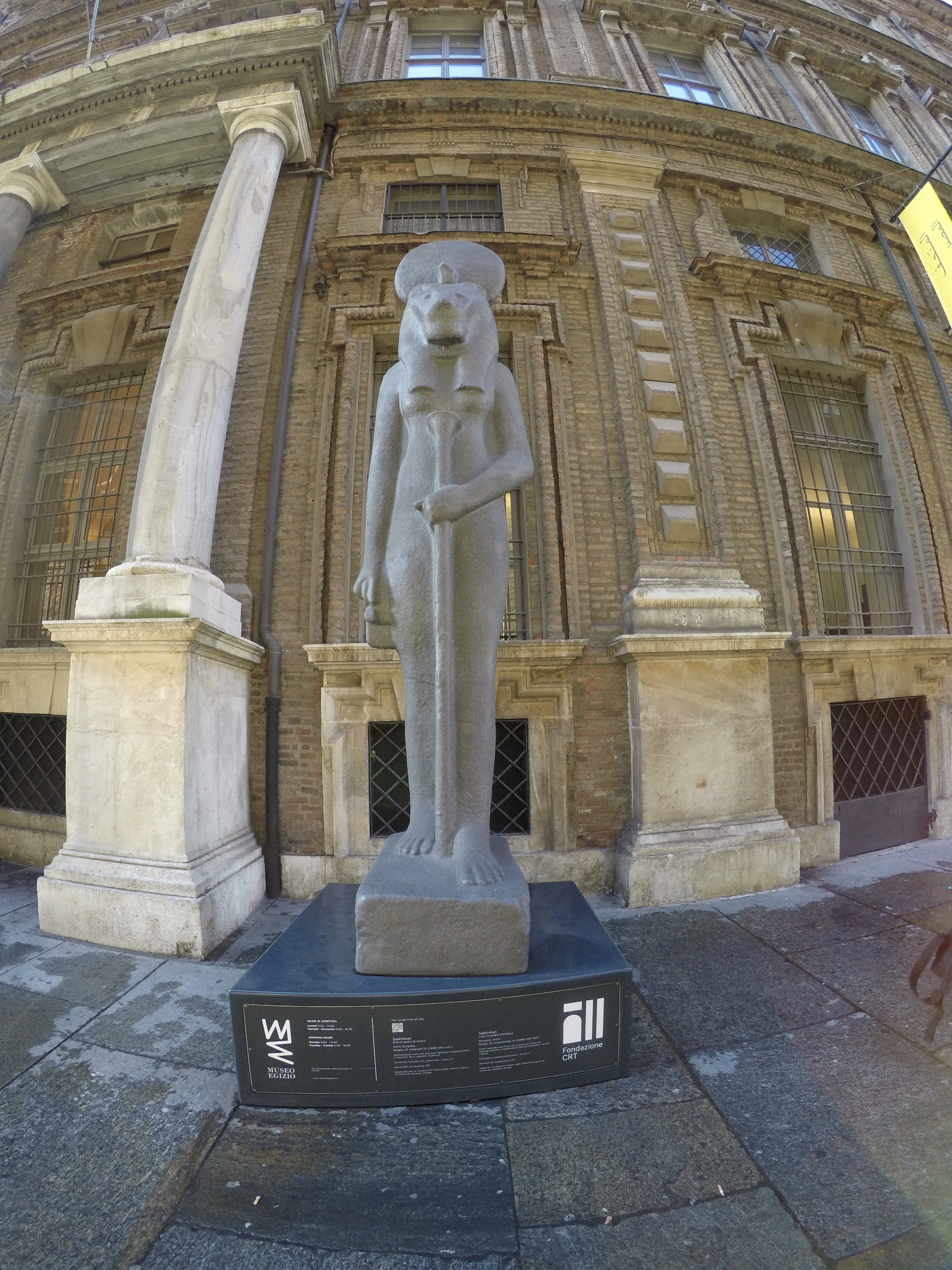 Statua ingresso Museo Egizio